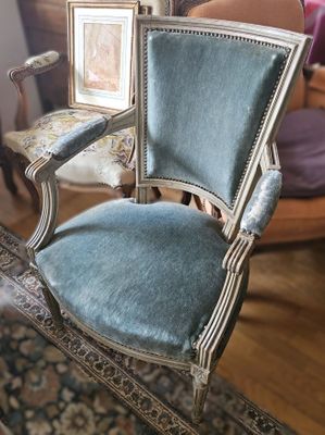 un fauteuil avec une assise rembourrée bleue dans un salon