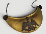 un gros plan d'une plaque en laiton sur laquelle figure un oiseau