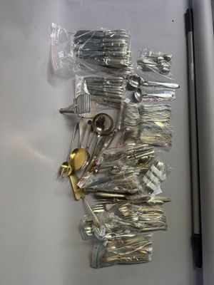 beaucoup de cuillères et de fourchettes en argent sur la table
