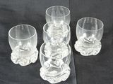 quatre verres posés sur une table noire