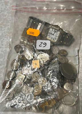 un sac rempli d'objets divers posé sur une table