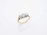 une bague ancienne sertie de trois diamants
