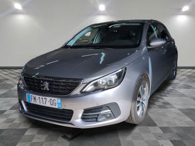 la voiture argentée est garée dans le garage sur le sol en damier