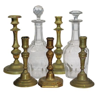 cinq vases en verre posés les uns à côté des autres sur une table