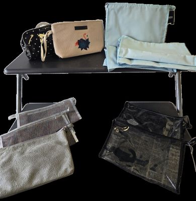 trois sacs posés les uns à côté des autres sur une table