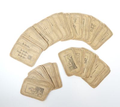 une image représentant un paquet de vieilles cartes à jouer posées sur une surface blanche