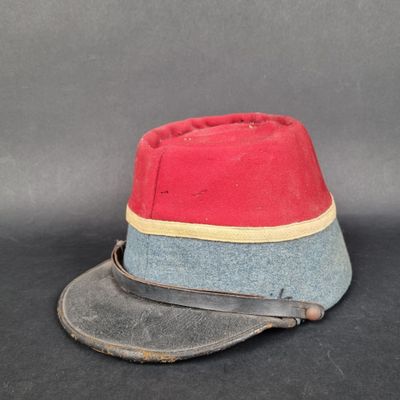 un chapeau rouge et bleu posé sur une surface noire
