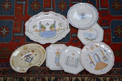beaucoup d'assiettes posées sur un tapis
