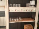 une armoire sur laquelle sont posés des verres, dans une pièce