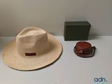 un chapeau et un sac à main posés sur une table