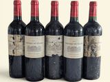 quatre bouteilles de vin sont alignées