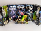 Plusieurs figurines de Star Wars sont alignées en rangée