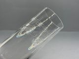 un verre orné d'un motif, posé sur une table
