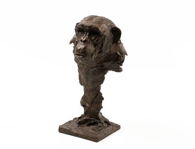 statue d'un homme coiffé d'un chapeau, sur fond blanc