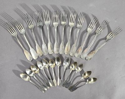 un grand nombre de cuillères et de fourchettes disposées en cercle