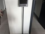 une photo d'un téléviseur posé sur un meuble dans une pièce
