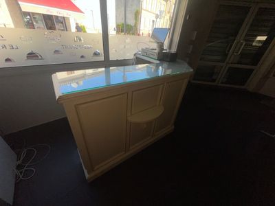 un comptoir avec un plan de travail en verre dans une pièce dotée d'une grande fenêtre