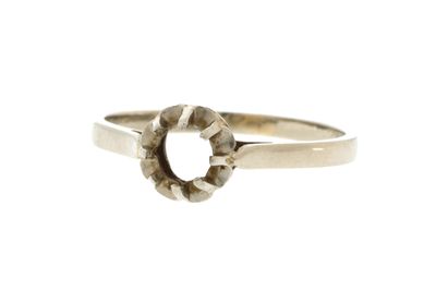 gros plan d'une bague sur fond blanc
