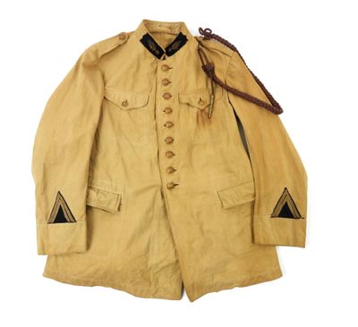 une vieille veste militaire avec un patch en cuir sur le col