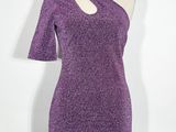 un gros plan sur une robe violette portée par un mannequin