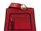 un sac à main rouge et noir sur fond blanc