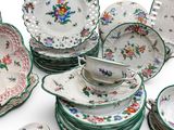 a lot of plates and bowls that are sitting together