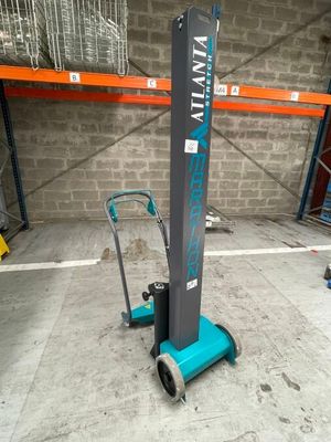 un chariot élévateur bleu et noir dans un entrepôt