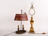 deux lampes posées sur une table, avec un abat-jour rouge