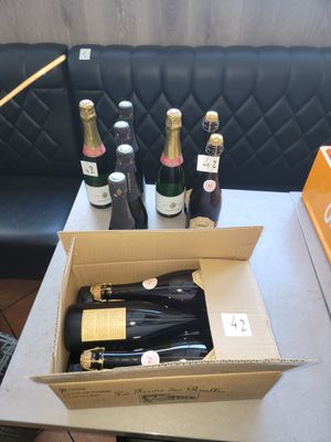 des bouteilles de vin sont posées dans une boîte sur une table