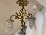 un lustre suspendu au plafond d'une pièce