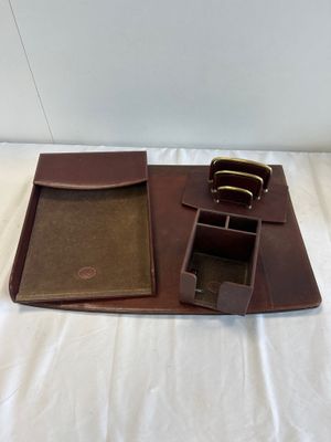 ensemble de bureau en cuir marron comprenant un porte-stylo, un porte-crayon et un porte-papier
