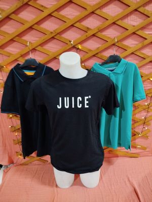 trois t-shirts posés sur un mannequin devant un mur rose