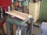 une machine posée sur une table dans une pièce