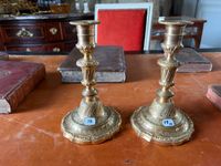 PAIRE DE FLAMBEAUX en bronze ciselé et doré à fût balustre e…