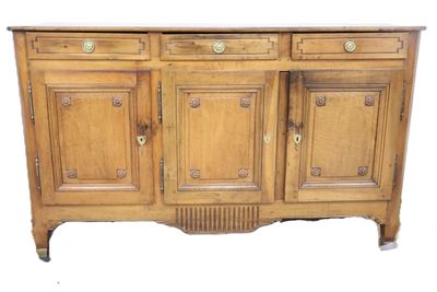 un buffet en bois à deux portes et un tiroir