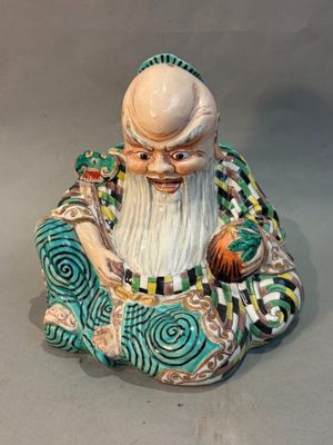 une figurine représentant un homme barbu portant un chapeau