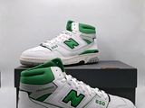une paire de chaussures New Balance posée sur une boîte