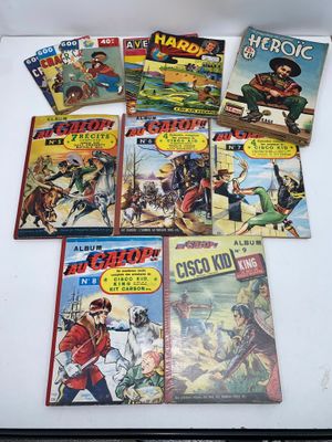 Plusieurs bandes dessinées sont posées sur une table dans une vitrine.