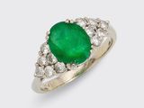 une bague en émeraude et diamant