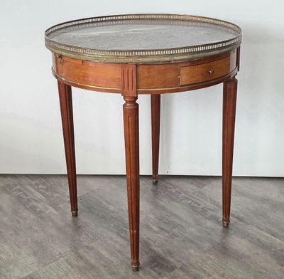 une petite table sur laquelle est posé un plateau