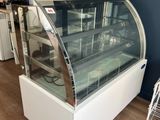 une vitrine en verre au milieu d'une pièce