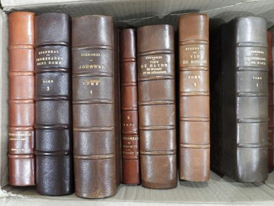 plusieurs livres qui se trouvent ensemble dans une boîte