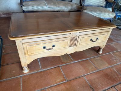 une table basse surmontée de deux tiroirs