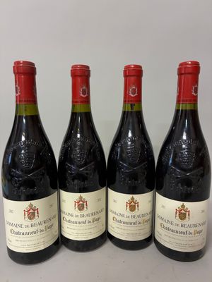 quatre bouteilles de vin sont alignées sur une table