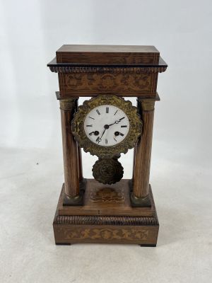 une horloge en bois posée sur une table