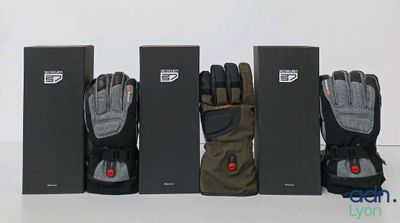 cinq paires de gants sont alignées les unes à côté des autres