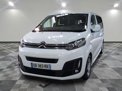 la camionnette blanche est garée dans une grande pièce au sol en damier