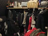 un placard rempli de vêtements et de sacs