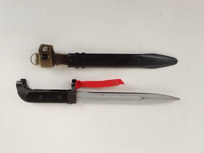 deux types de couteaux différents sur une surface blanche