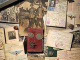 une pile de vieux papiers posée sur une table avec des photos